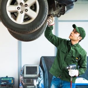 Qual foi a última vez que você calibrou os pneus do seu veículo?⠀ A calibragem, além de garantir melhor performance do veículo, também é responsável pela vida útil dos pneus e segurança de todos os passageiros. ⠀ Calibre regularmente e evite gastos com seu veículo.⠀ ⠀ #DEKRA #Vistoria #Carro #Seguranca
